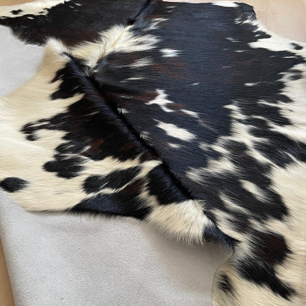 covor din piele de vaca natural tricolor cu pete alb negru si maro verso piele intoarsa, mango + bloom