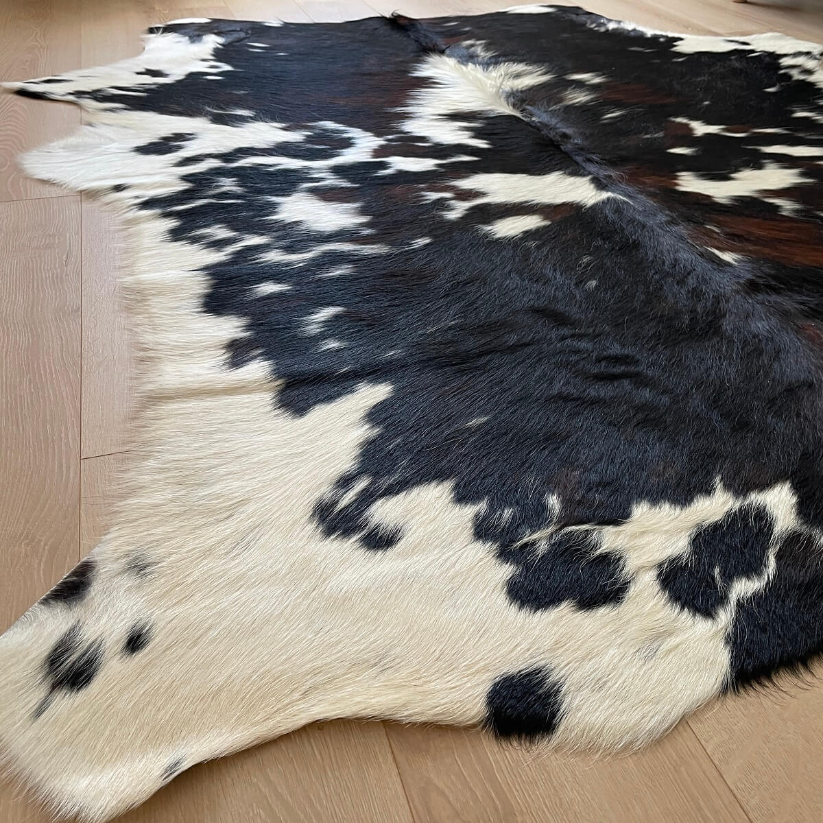 covor din piele de vaca natural tricolor cu pete alb negru si maro pentru living, mango + bloom