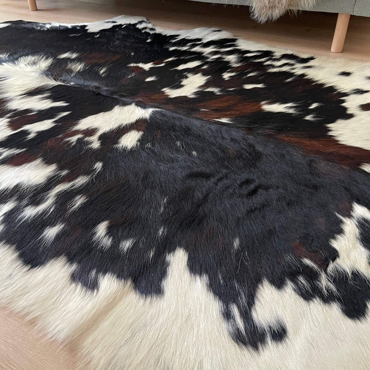 covor premium din piele de vaca natural tricolor cu pete alb negru si maro, mango + bloom