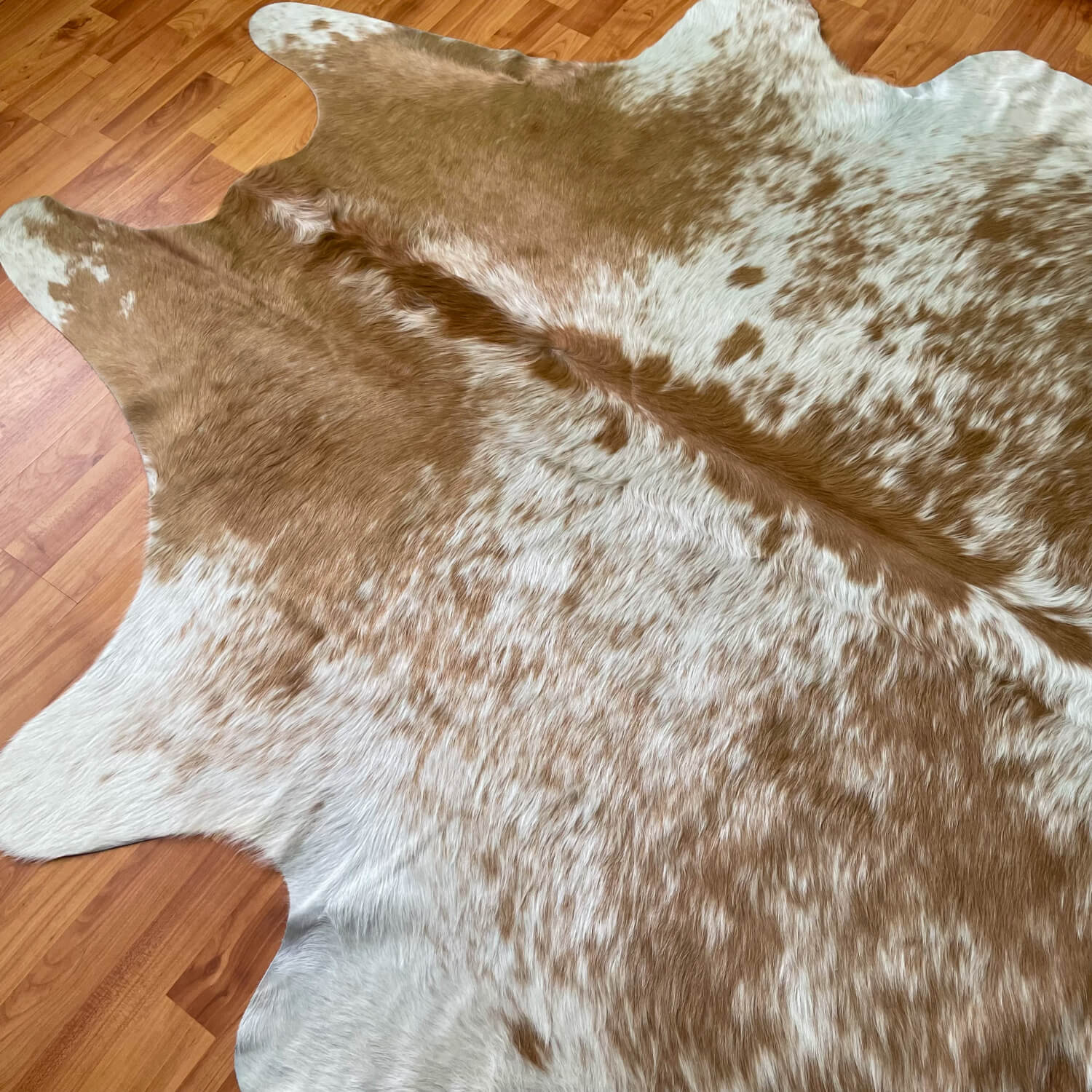Covor din Piele de Vaca - Maro Deschis & Alb (230cm x 200cm)