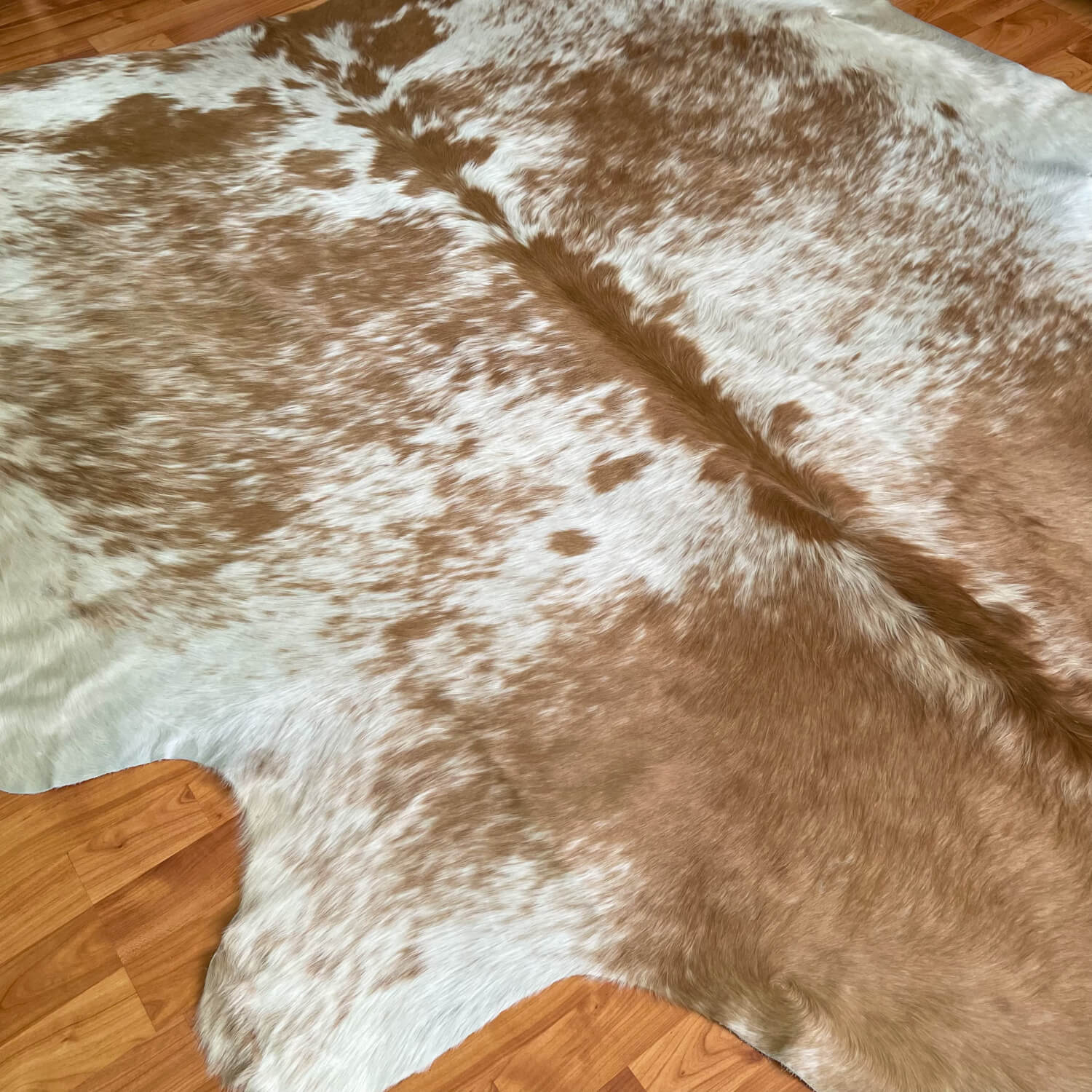 Covor din Piele de Vaca - Maro Deschis & Alb (230cm x 200cm)