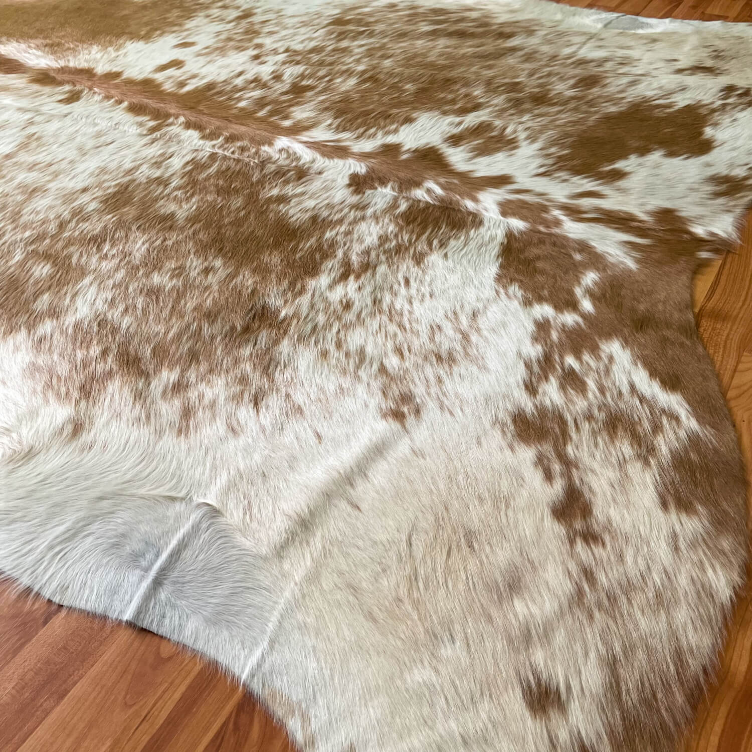 Covor din Piele de Vaca - Maro Deschis & Alb (230cm x 200cm)