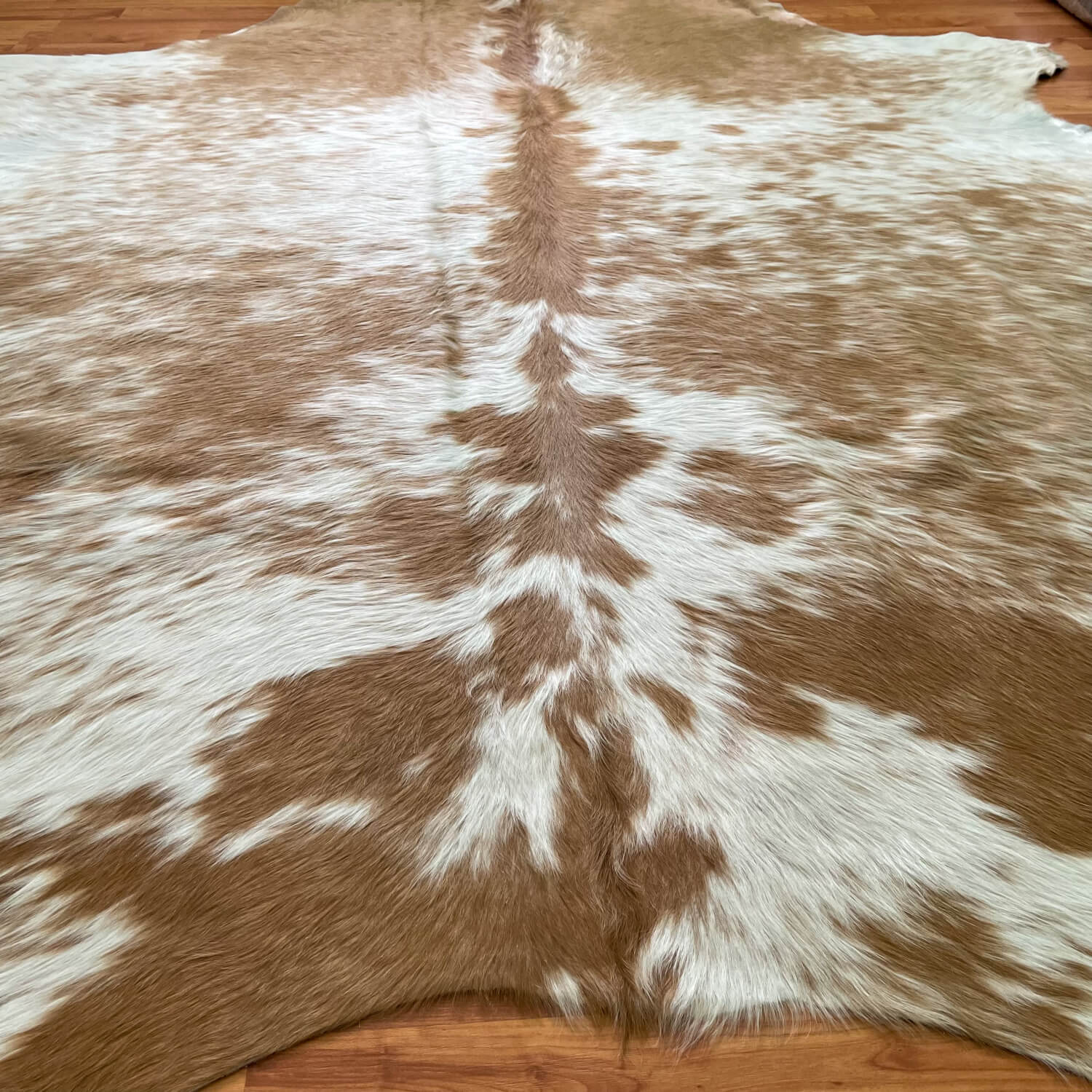 Covor din Piele de Vaca - Maro Deschis & Alb (230cm x 200cm)