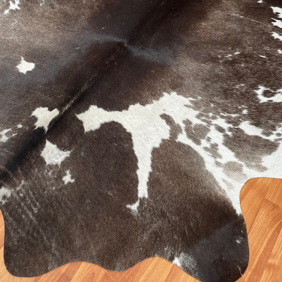 covor piele de vaca maro cu pete de dimensiuni mici