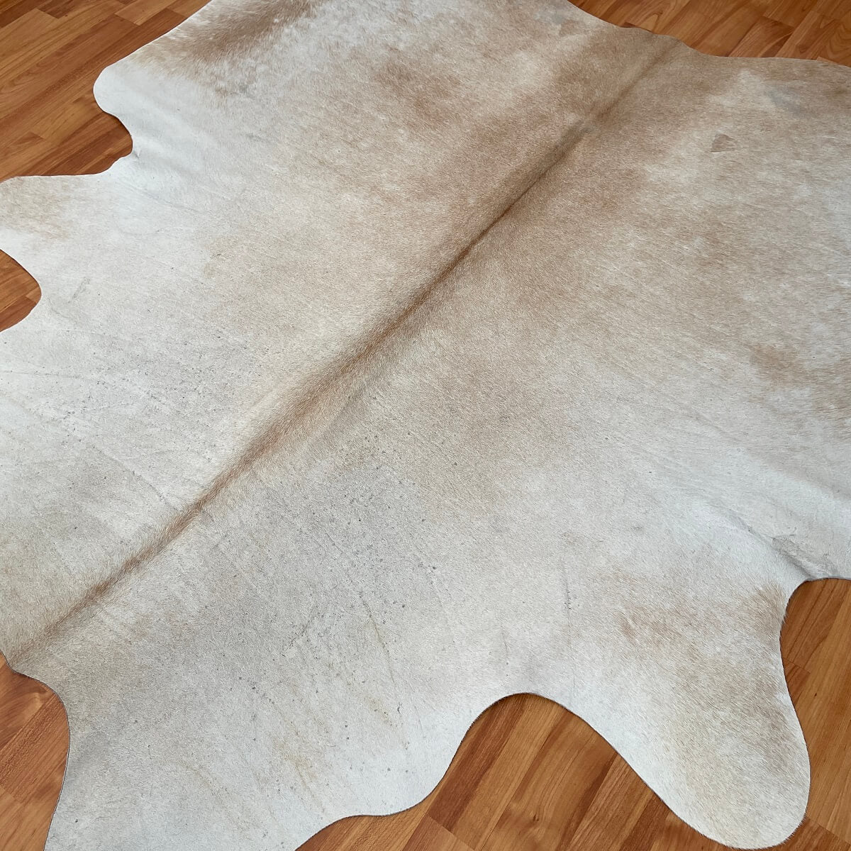covor piele de vaca bej de dimensiuni mici
