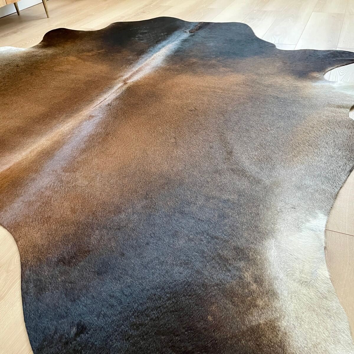 covor din piele naturala de vaca nuante maro asortat de dimensiuni mari, mango+bloom