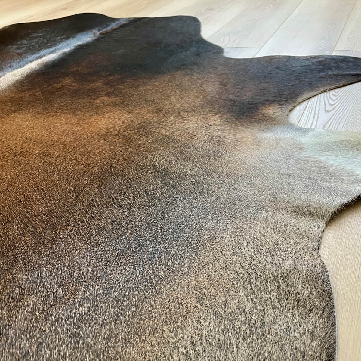 covor din piele naturala de vaca nuante maro asortat cu fir scurt, mango+bloom