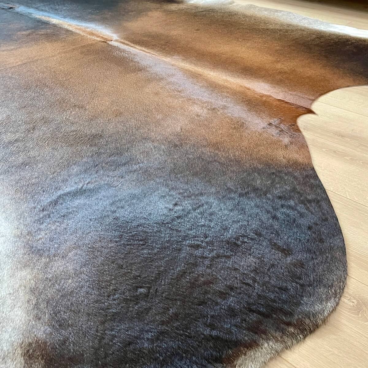 covor din piele naturala de vaca nuante maro asortat pe parchet, mango+bloom