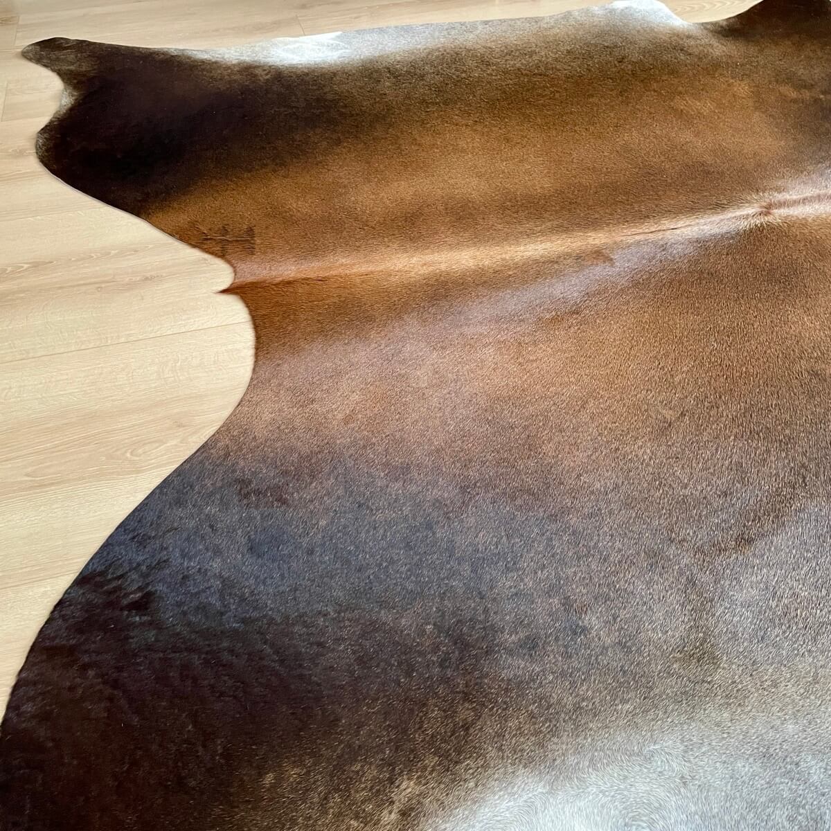 covor din piele naturala de vaca nuante maro asortat pentru living, mango+bloom