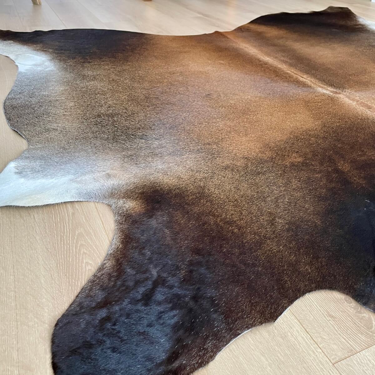 covor din piele naturala de vaca nuante maro asortat cu forma asimetrica, mango+bloom