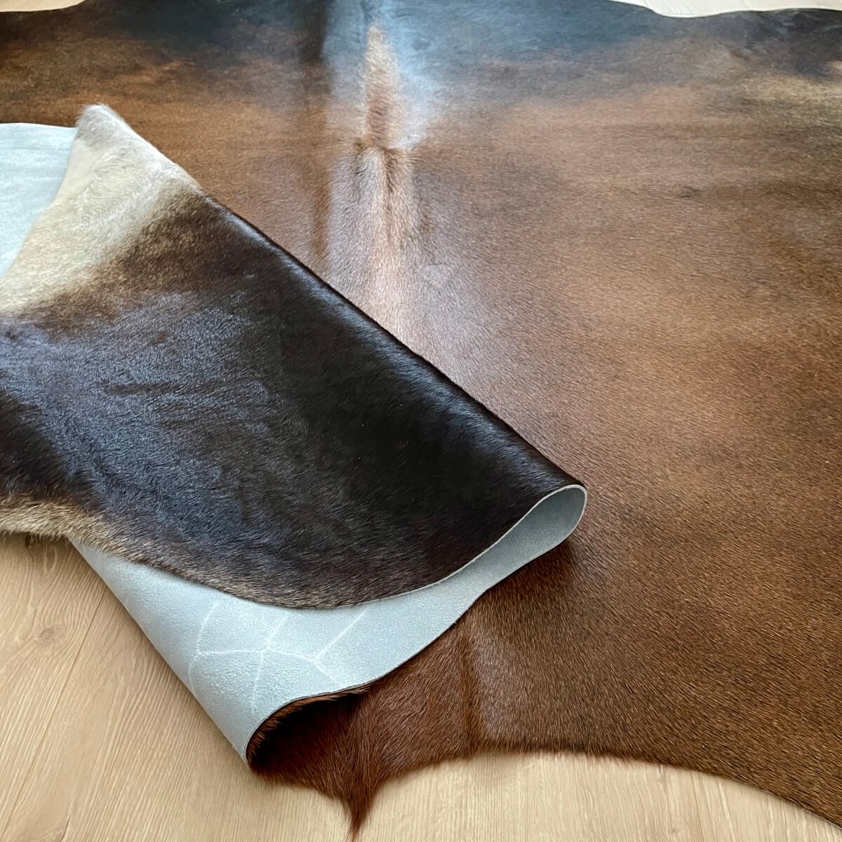 covor din piele naturala de vaca nuante maro asortat cu verso din piele intoarsa, mango+bloom