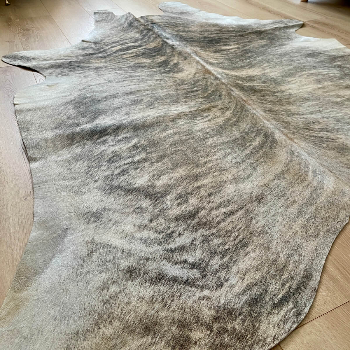 covor din piele naturala de vaca cu model tigrat de dimensiuni mici