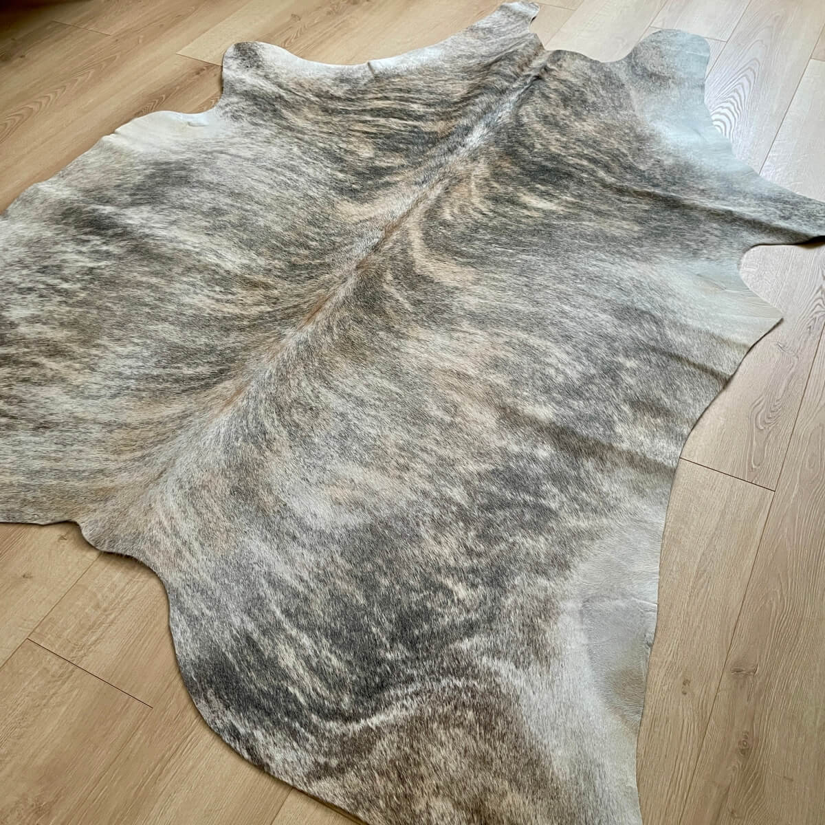 covor premium din piele naturala de vaca exotic pe parchet