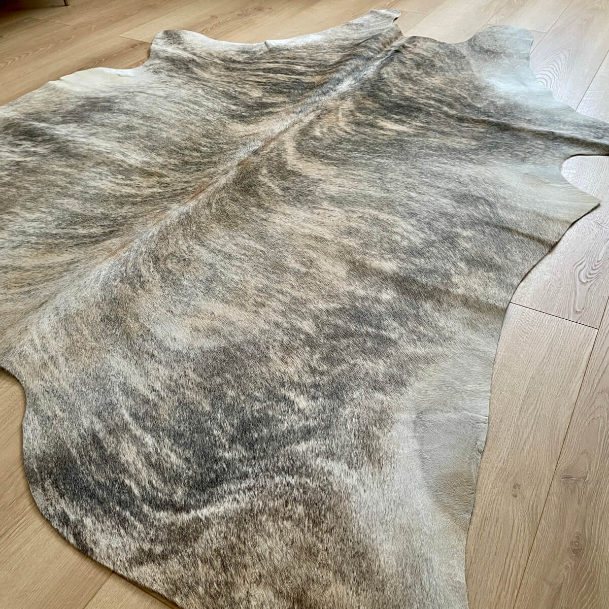 covor din piele naturala de vaca din brazilia cu model tigrat