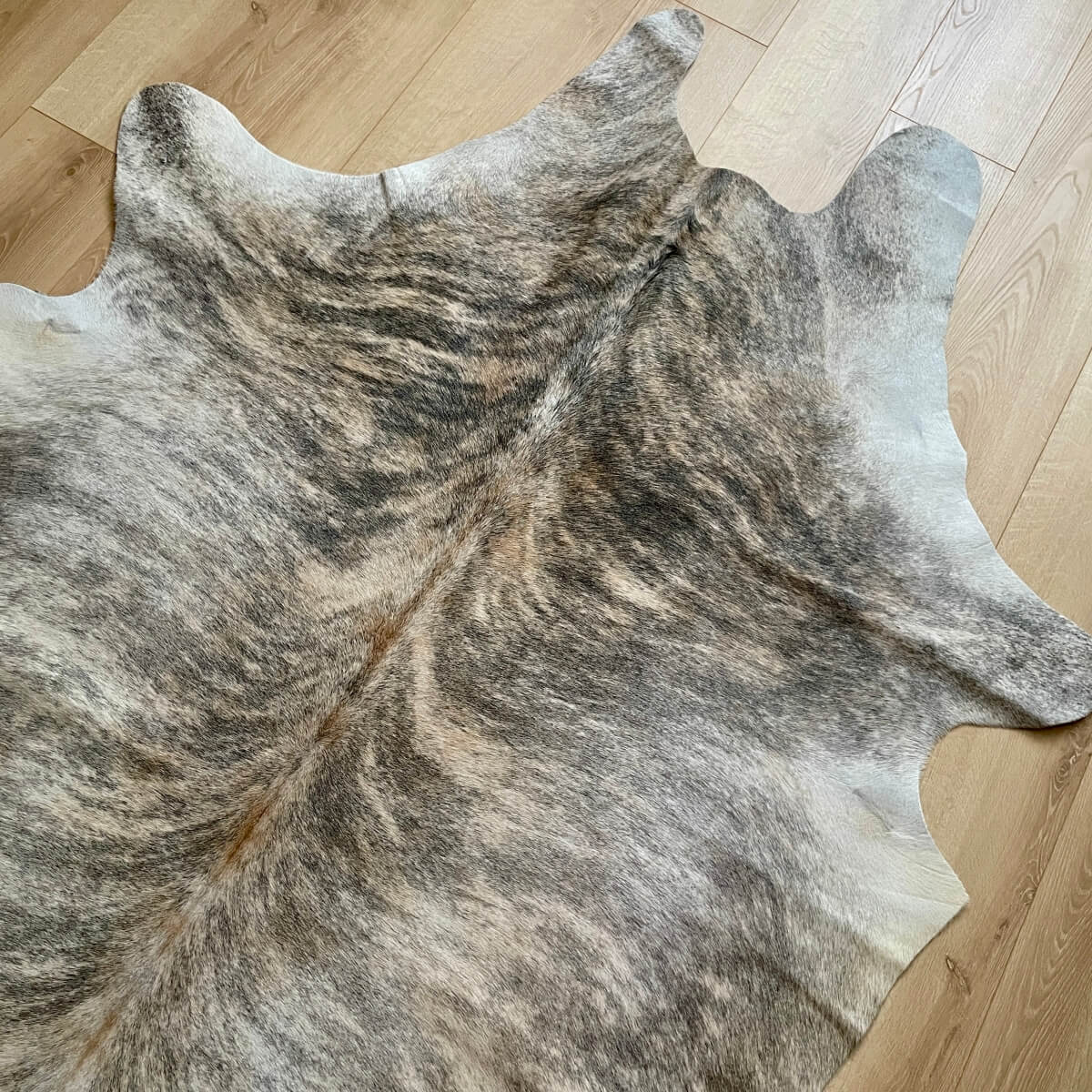 covor din piele naturala de vaca cu model tigrat cu forme asimetrice