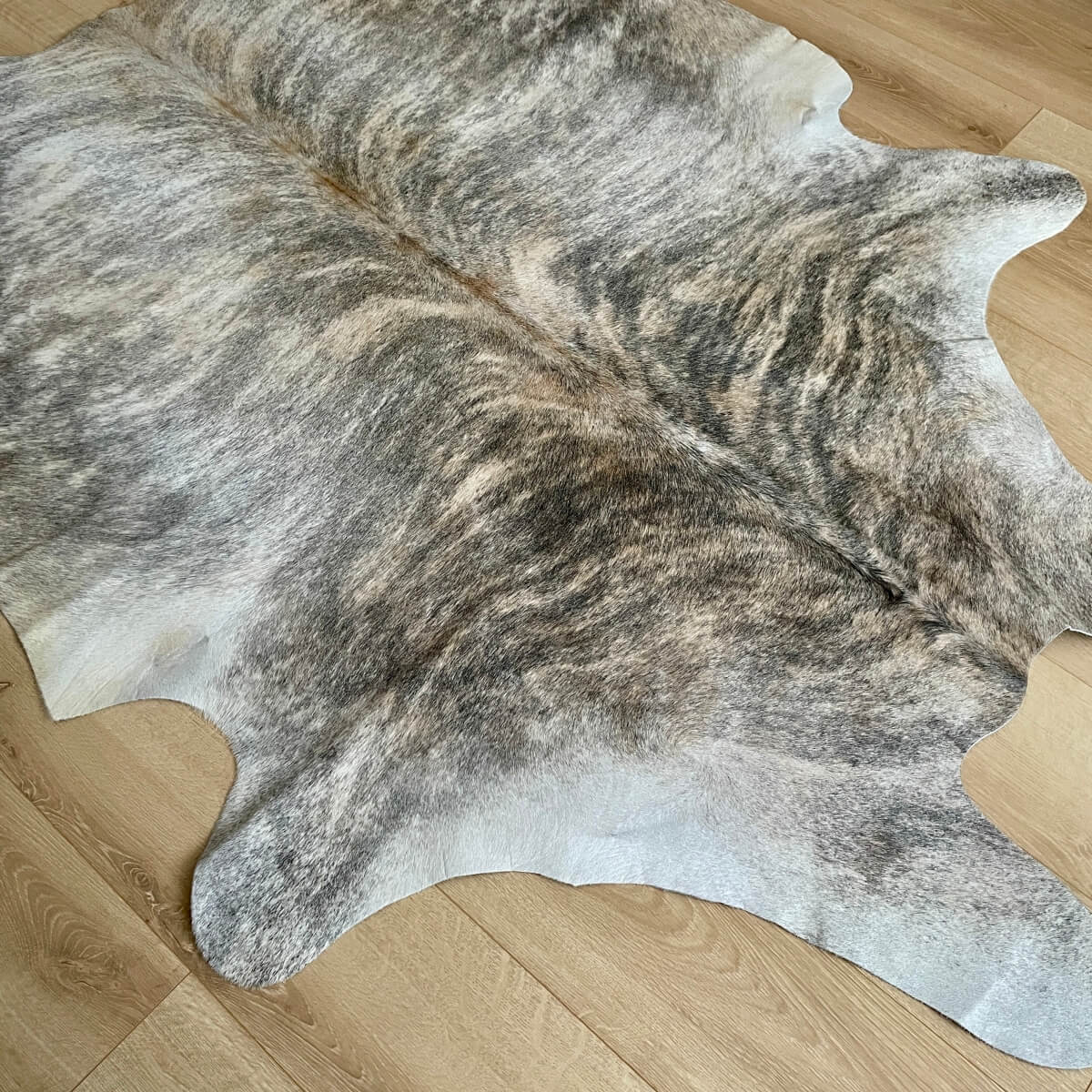 covor din piele naturala de vaca exotic cu desen tigrat si fir scurt