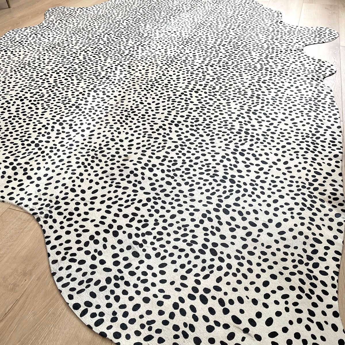 covor din piele naturala de vaca cu imprimeu dalmatian pentru living, mango + bloom