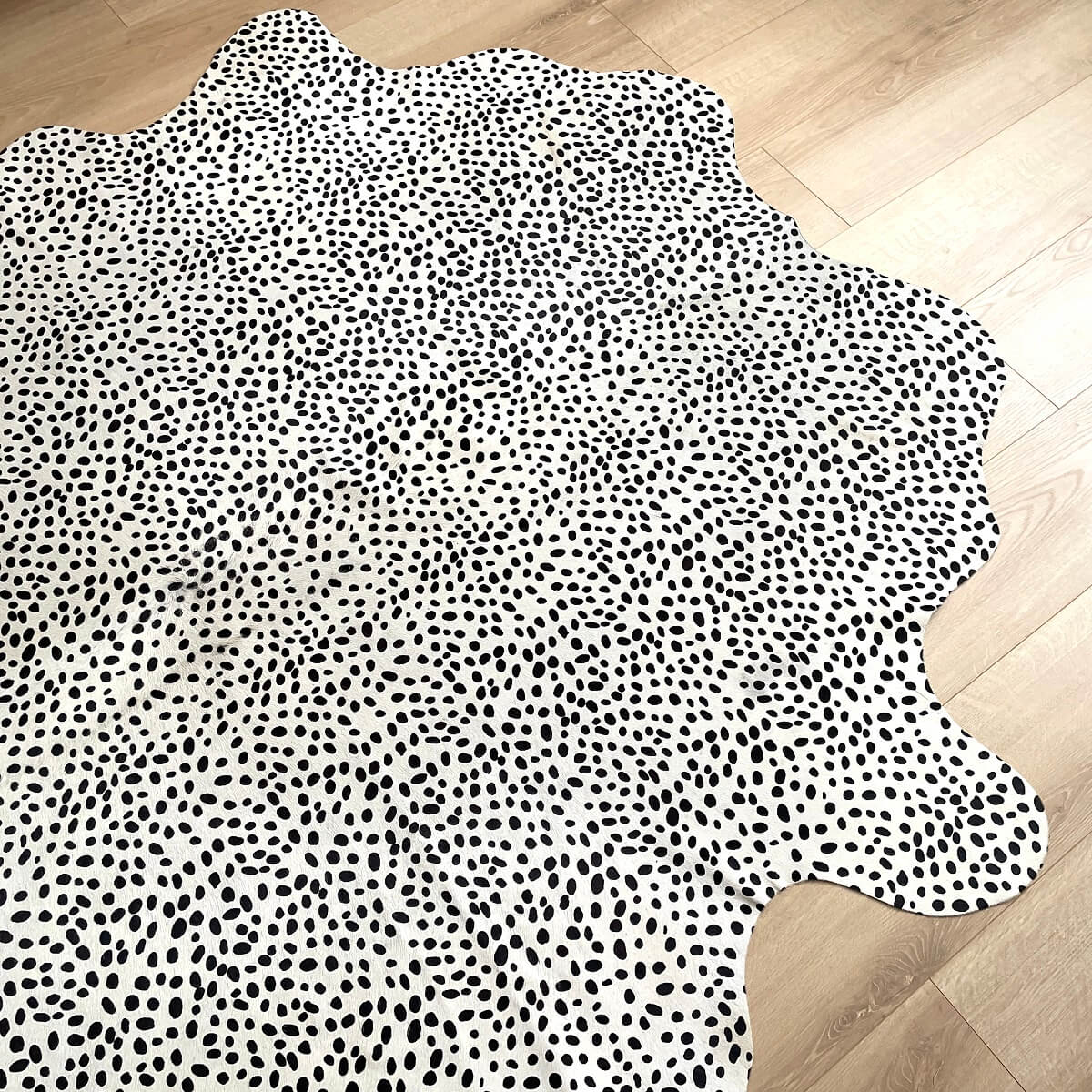 covor din piele naturala de vaca cu imprimeu dalmatian cu forma asimetrica, mango + bloom