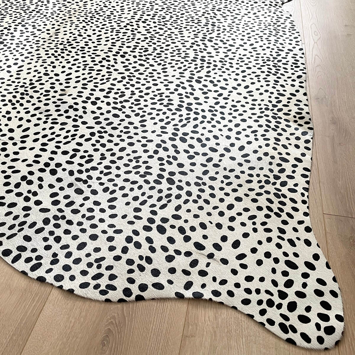 covor din piele naturala de vaca vopsita cu imprimeu dalmatian, mango + bloom