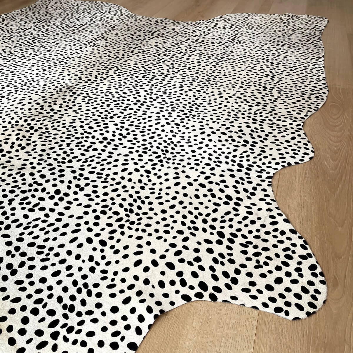 covor din piele naturala de vaca cu imprimeu dalmatian de dimensiuni medii, mango + bloom