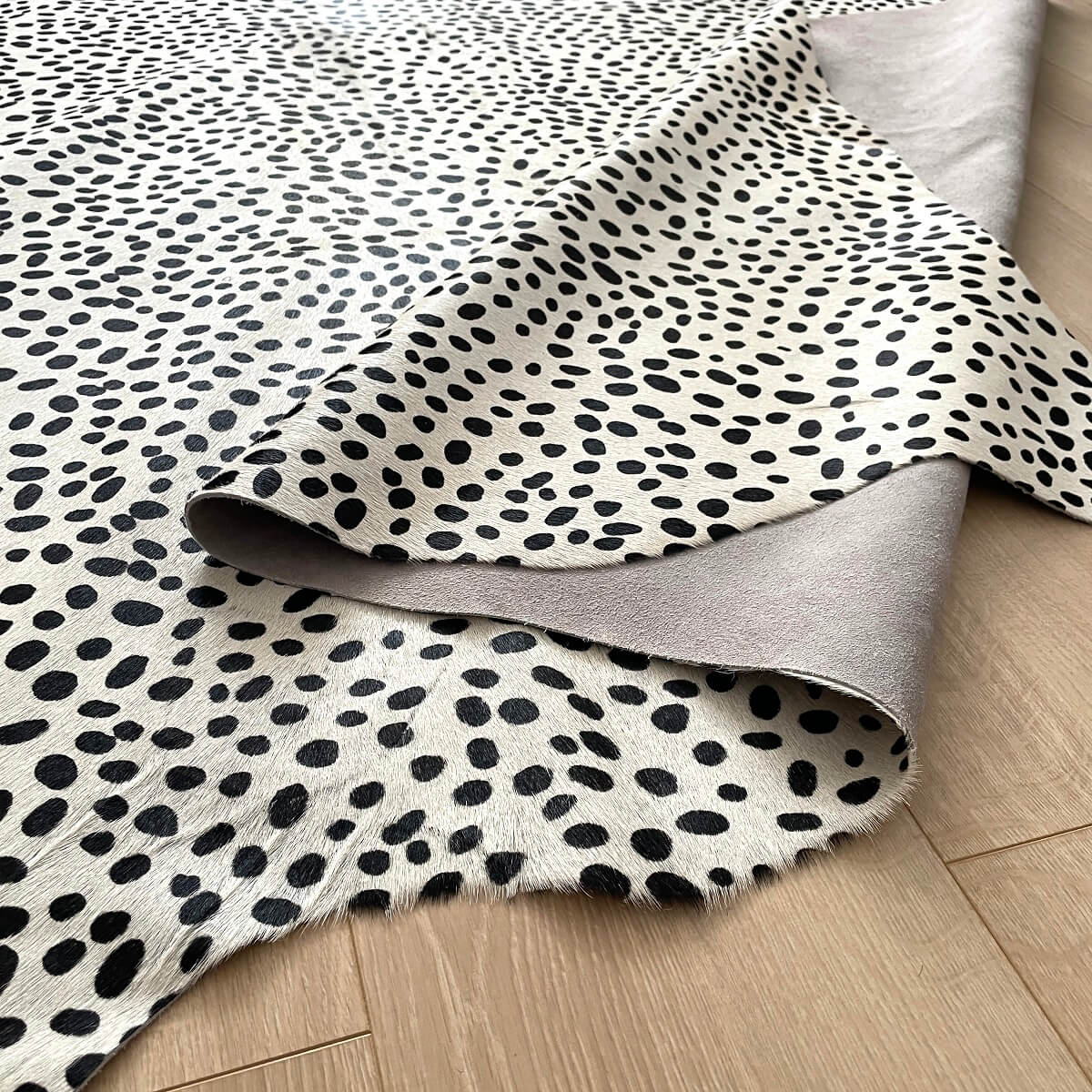 covor din piele naturala de vaca cu imprimeu dalmatian verso piele intoarsa, mango + bloom