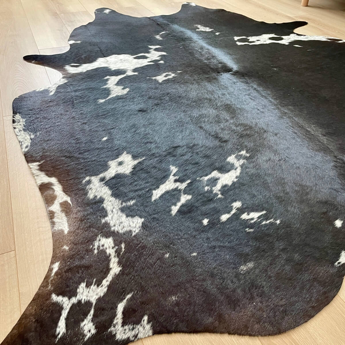 covor din piele naturala de vaca neagra cu pete albe, mango+bloom