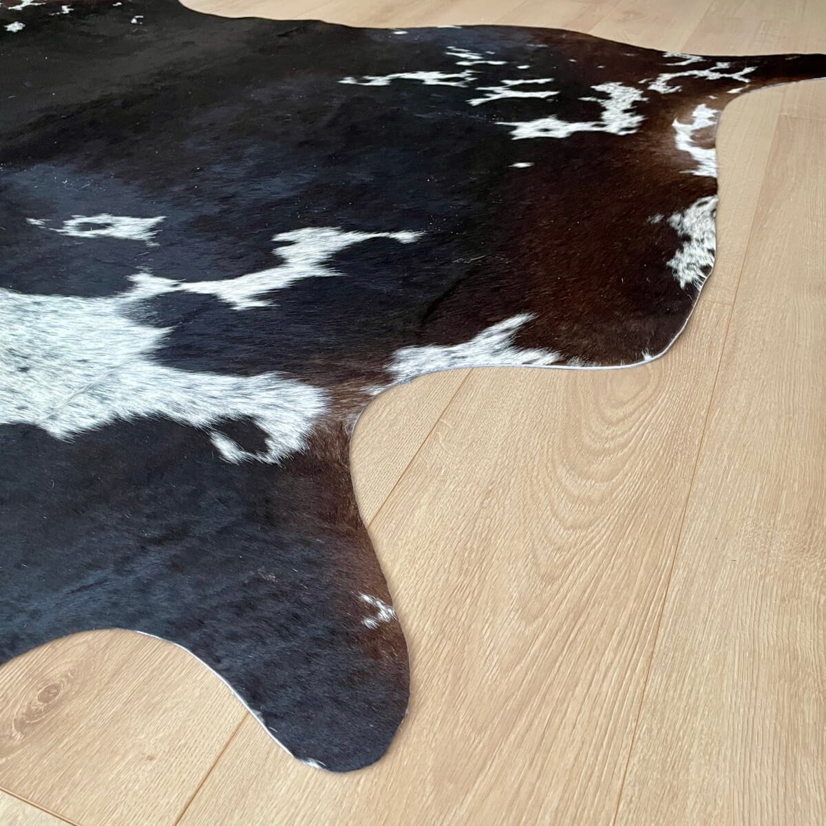 covor din piele de vaca neagra cu pete alb pestrit cu fir mediu, mango+bloom