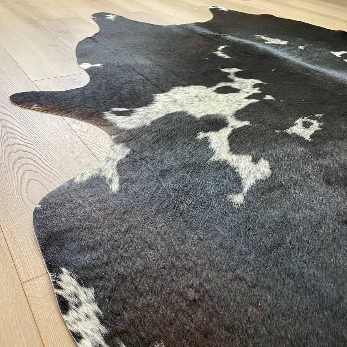 covor din piele de vaca neagra cu pete alb pestrit de dimensiuni medii, mango+bloom