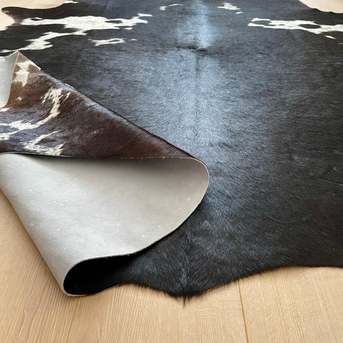 Covor din Piele de Vaca - Negru Pestrit (230cm x 210cm)