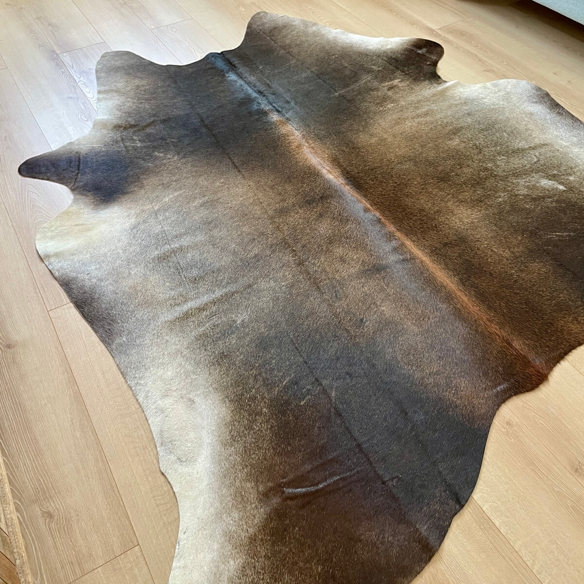 covor din piele de vaca asortat in tonuri inchise, mango+bloom