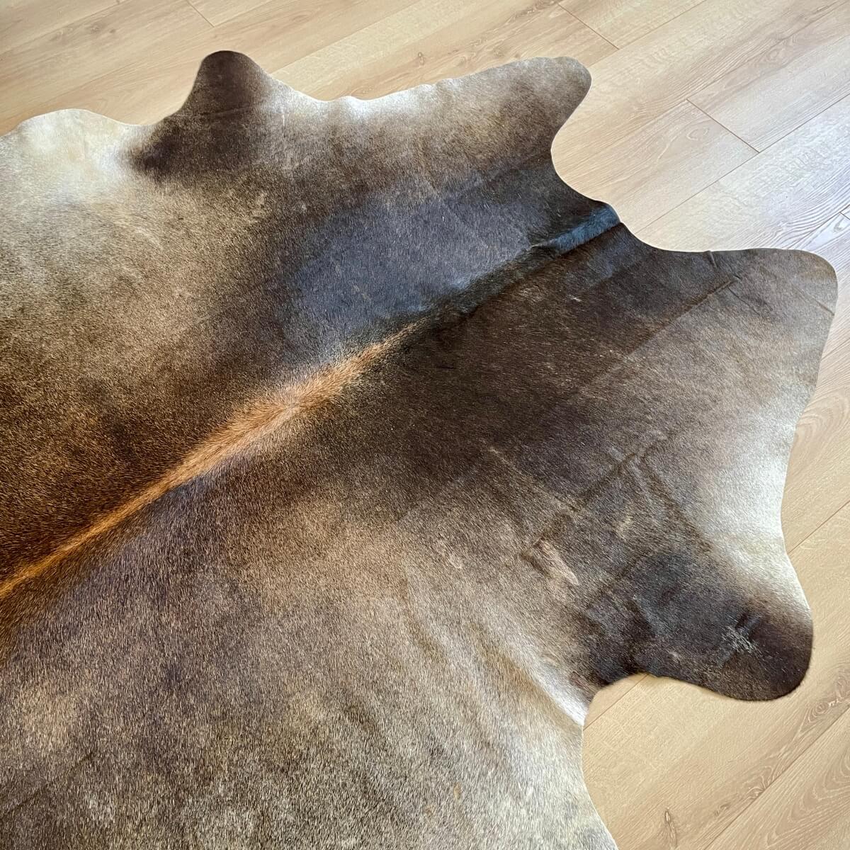 covor din piele de vaca asortat cu forma asimetrica mango+bloom