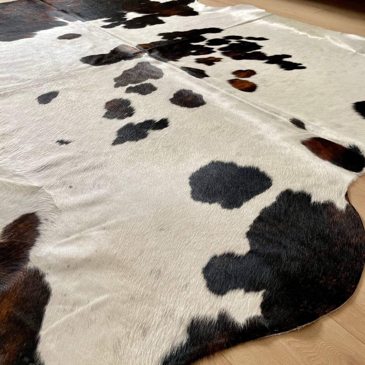 covor din piele naturala de vaca alb cu pete negru si maro cu firul des, mango+bloom