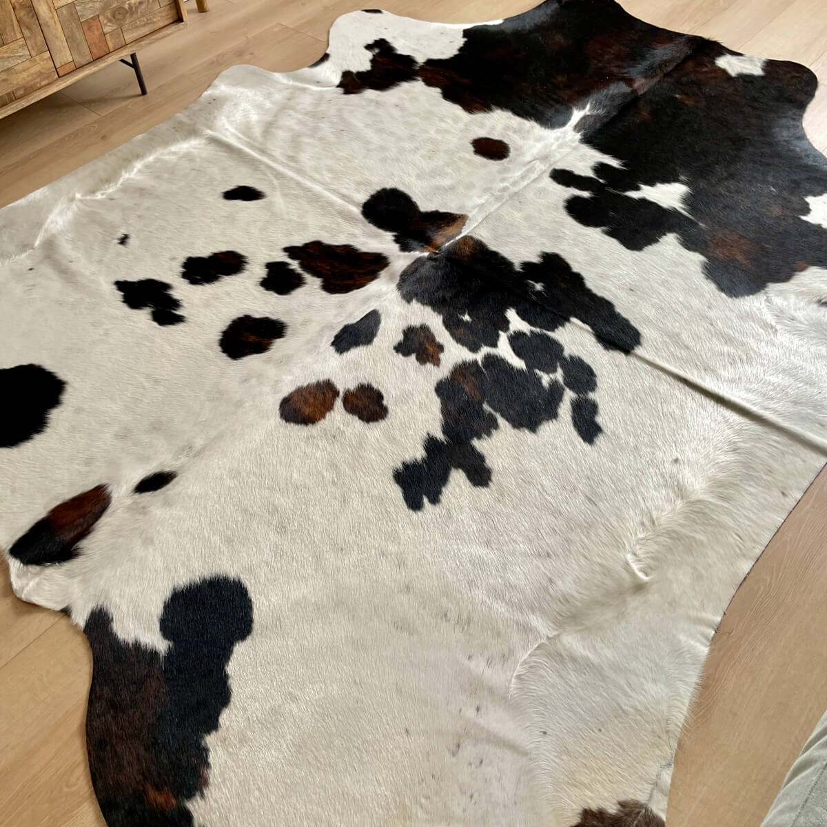 covor premium din piele naturala de vaca alb cu pete negru si maro, mango+bloom