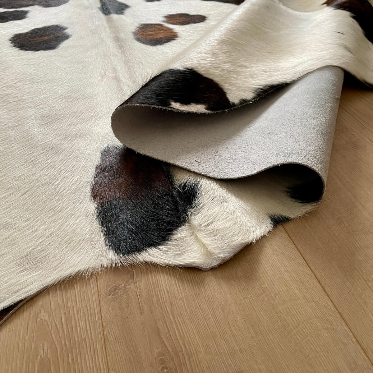 covor din piele naturala de vaca alb cu pete negru si maro verso, mango+bloom