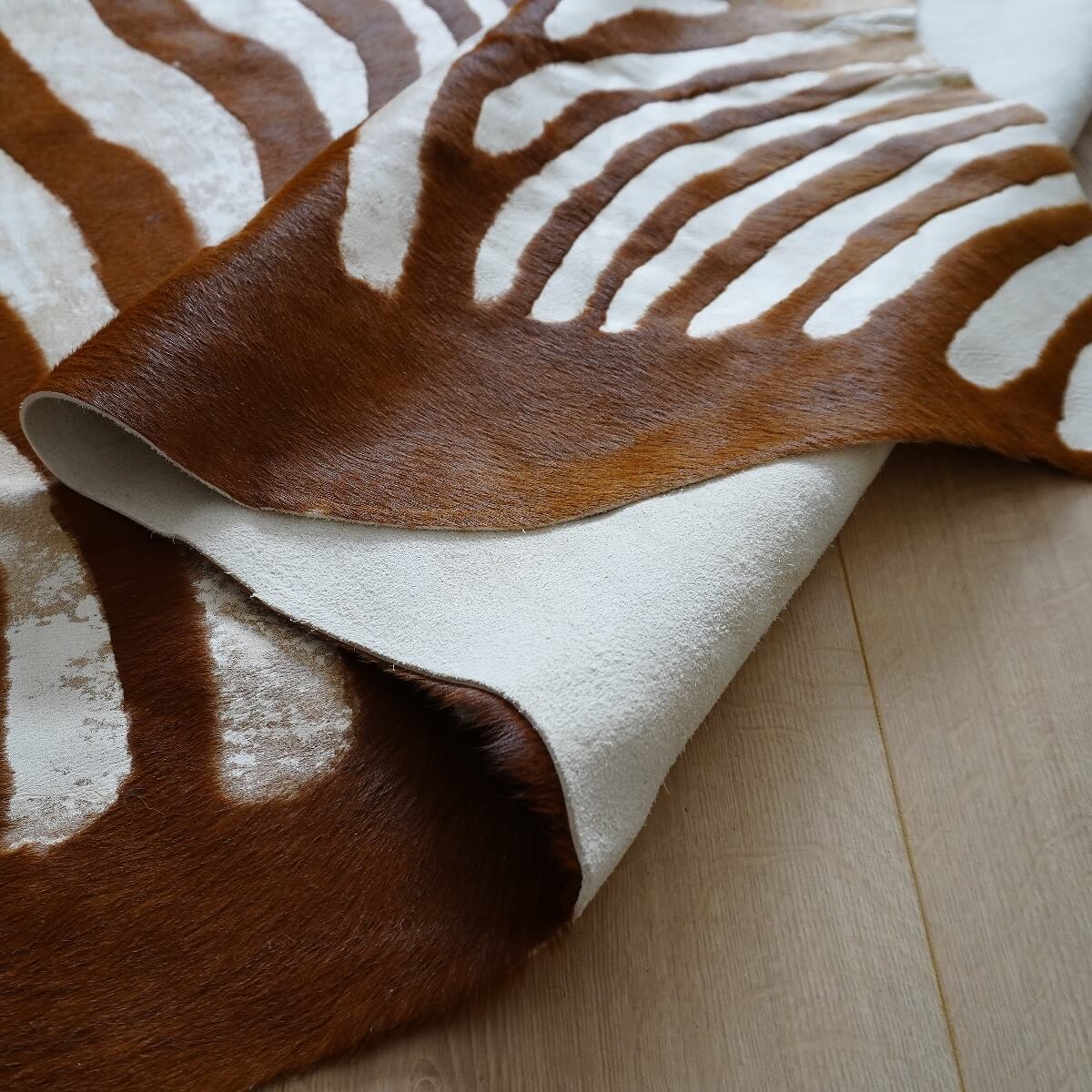 Covor din Piele de Vaca - Imprimeu Zebra cu efect Vintage (185cm x 180cm)