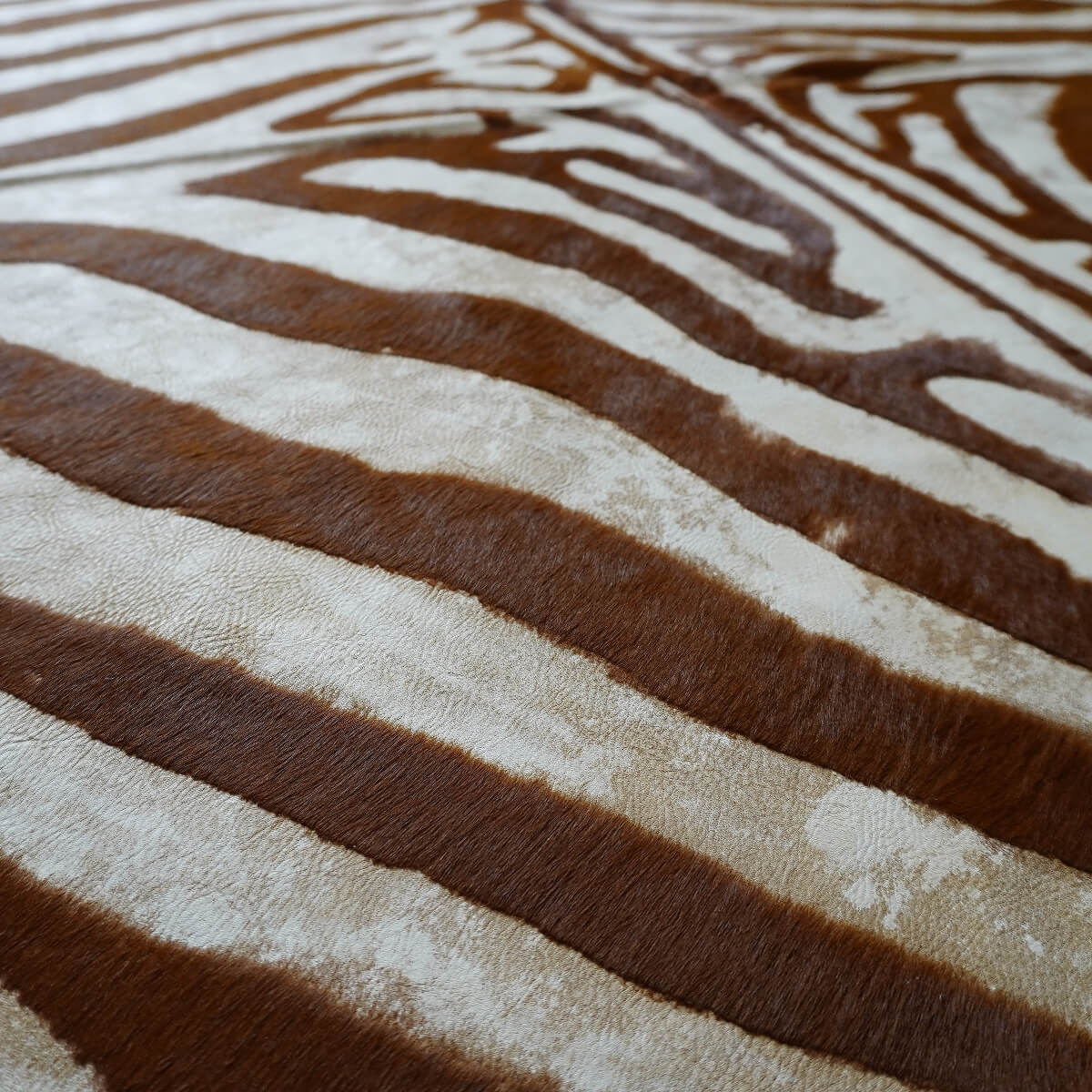 covor din piele de vaca cu desen zebra antichizat cu detalii, mango+bloom