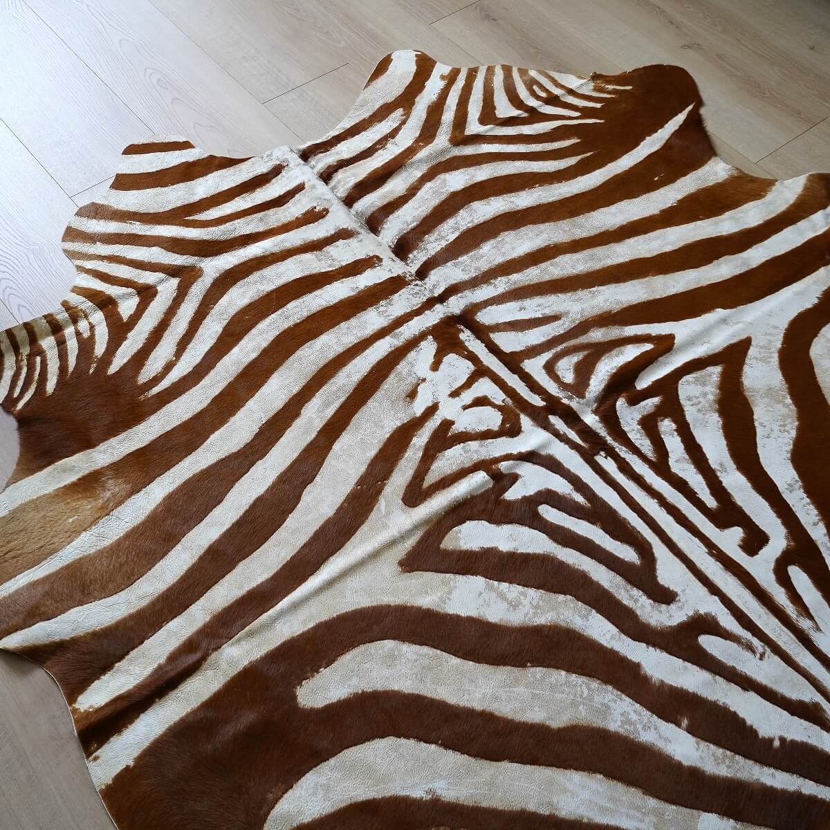 covor din piele de vaca cu desen zebra antichizat de dimensiuni mici, mango+bloom