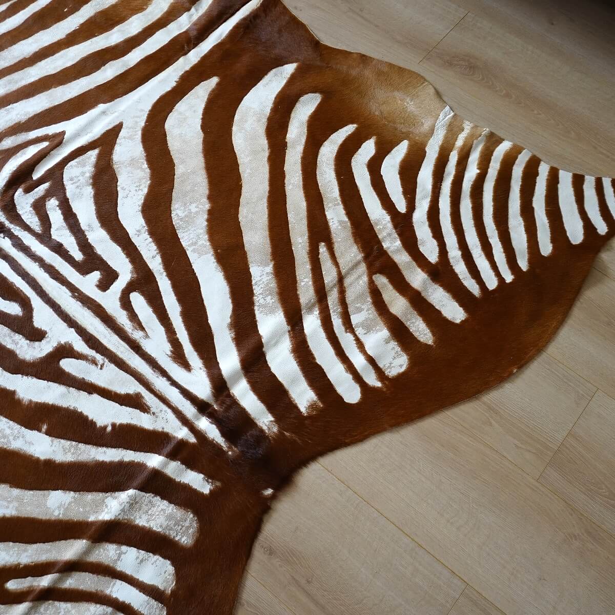 covor din piele de vaca cu desen zebra antichizat cu forma asimetrica, mango+bloom