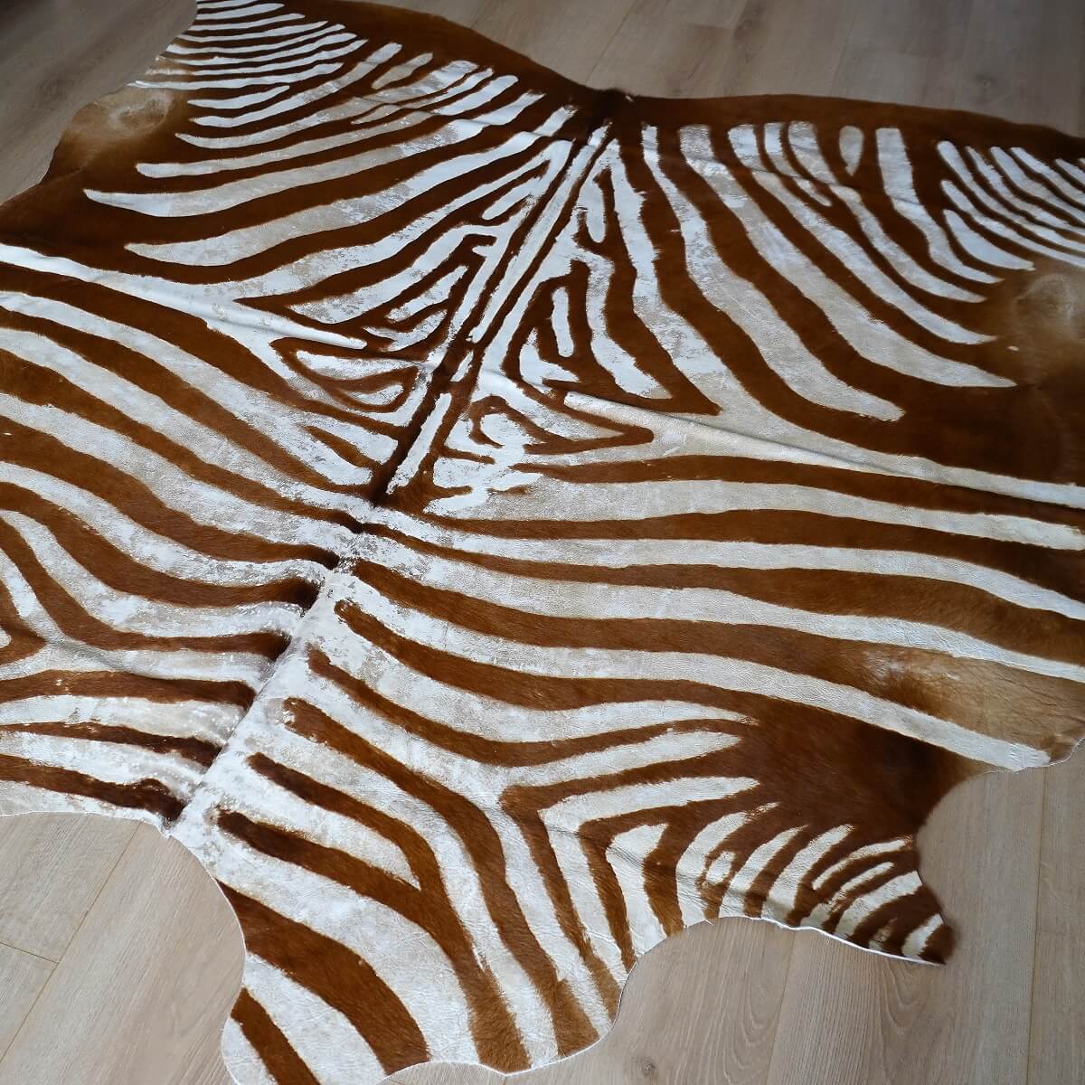 covor din piele de vaca cu desen zebra antichizat pe parchet, mango+bloom