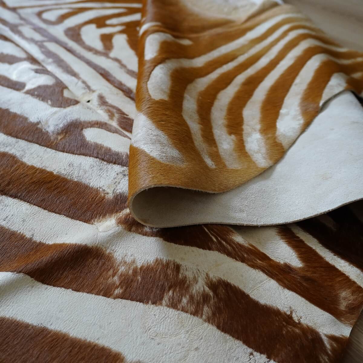 covor din piele de vaca cu desen zebra vintage verso, mango+bloom