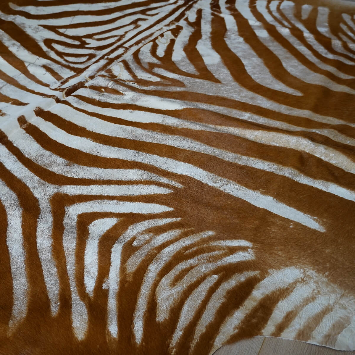 covor din piele de vaca cu detalii de desen antichizat de zebra, mango+bloom