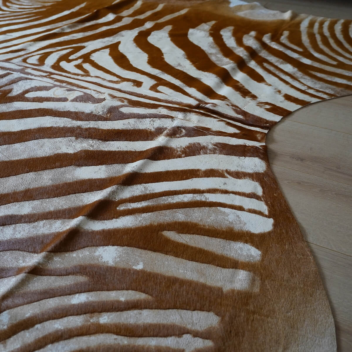 covor din piele de vaca cu desen zebra vintage cu forma asimetrica, mango+bloom