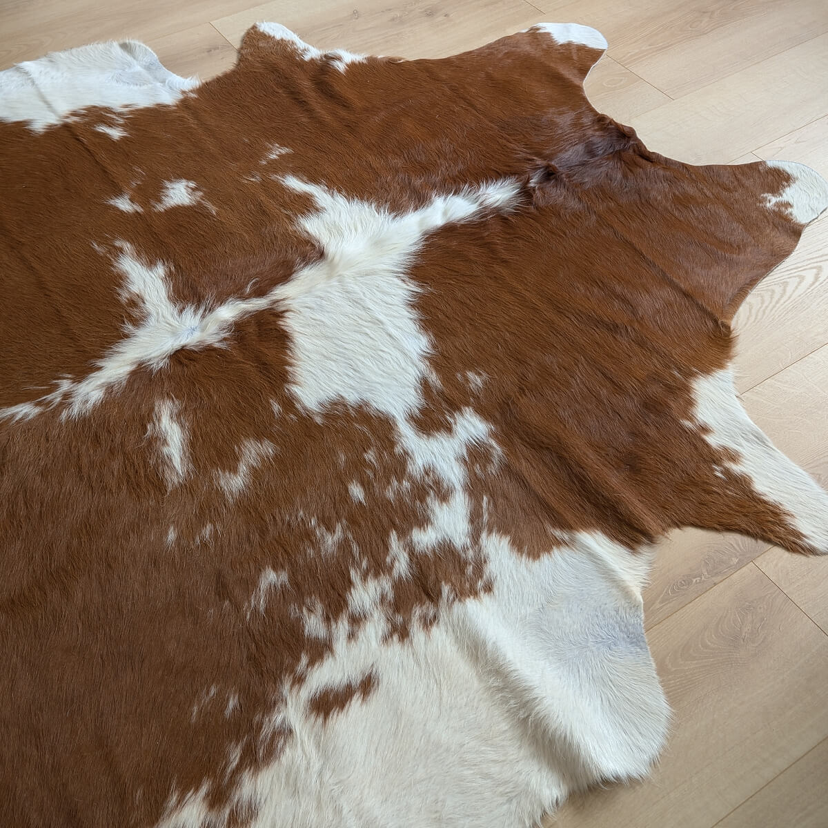 covor natural din piele de vaca maro cu alb cu forma asimetrica, mango+bloom