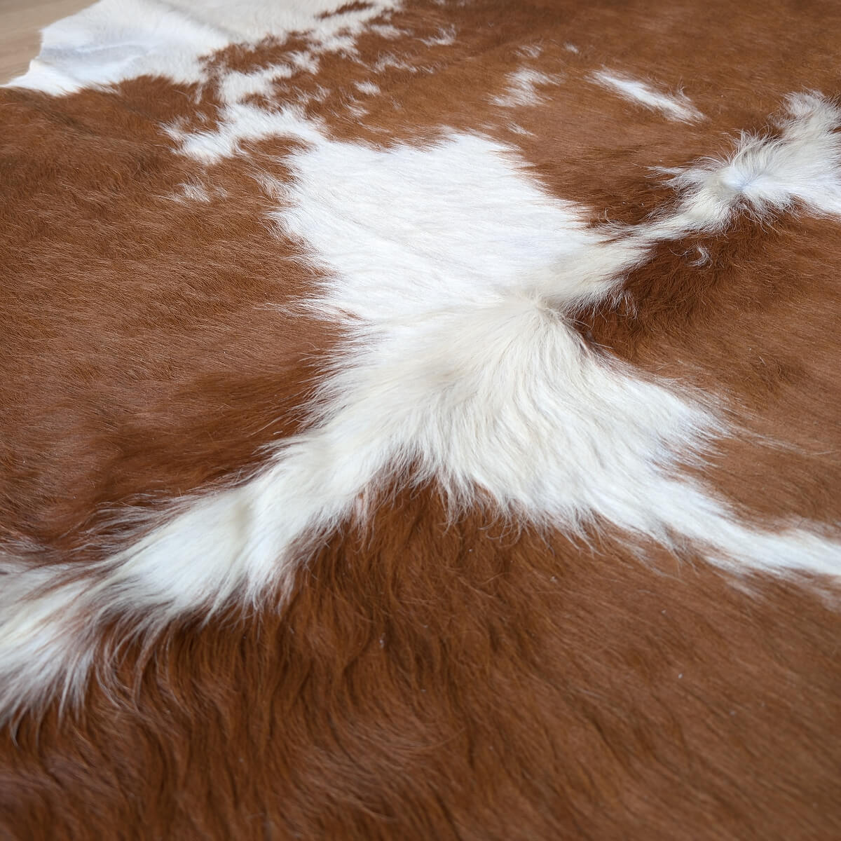 covor natural din piele de vaca maro cu alb cu fir lung si des, mango+bloom