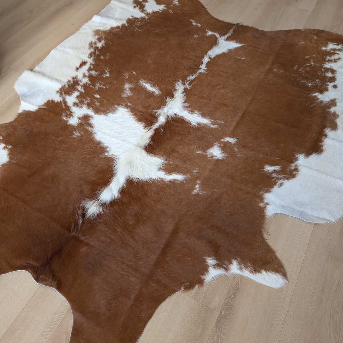 covor natural din piele de vaca maro cu alb de dimensiuni medii, mango+bloom