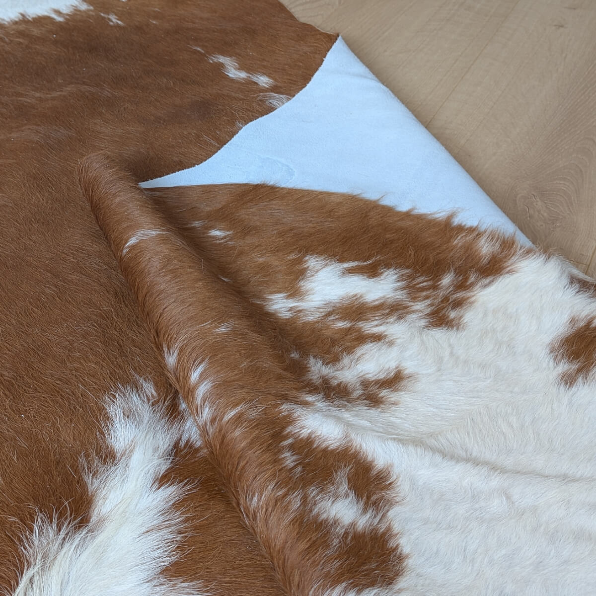 covor natural din piele de vaca maro cu alb verso, mango+bloom