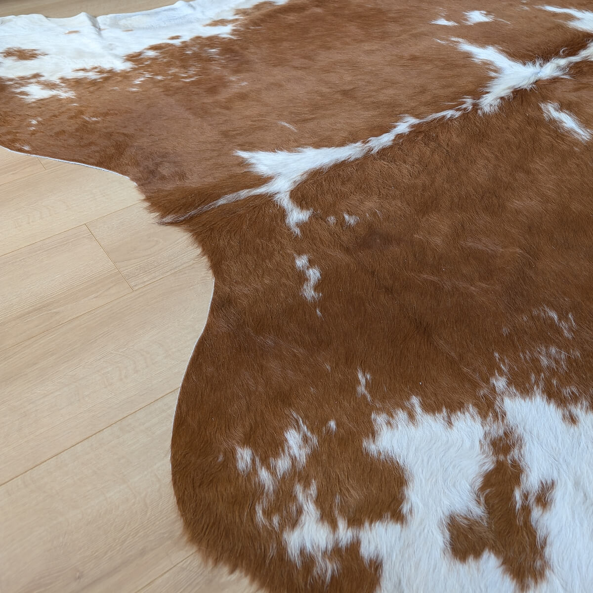 covor natural din piele de vaca maro cu alb in detaliu, mango+bloom