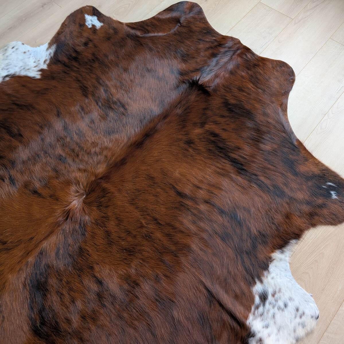 covor din piele de vaca exotic cu forma asimetrica, mango+bloom