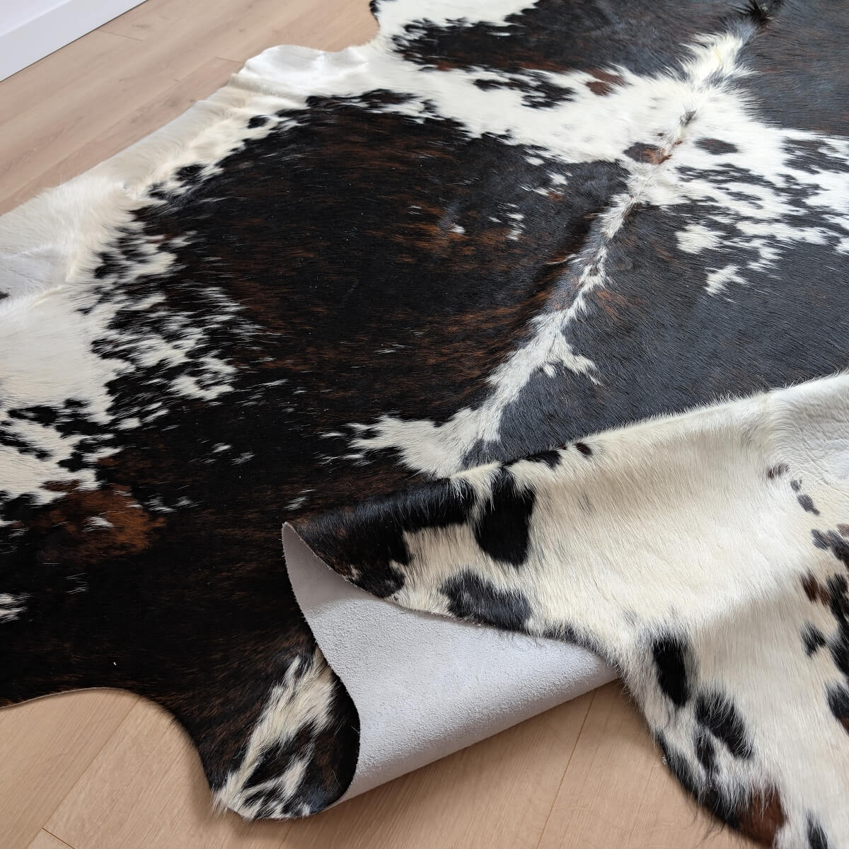 covor din piele naturala de vaca tricolora verso, mango+bloom
