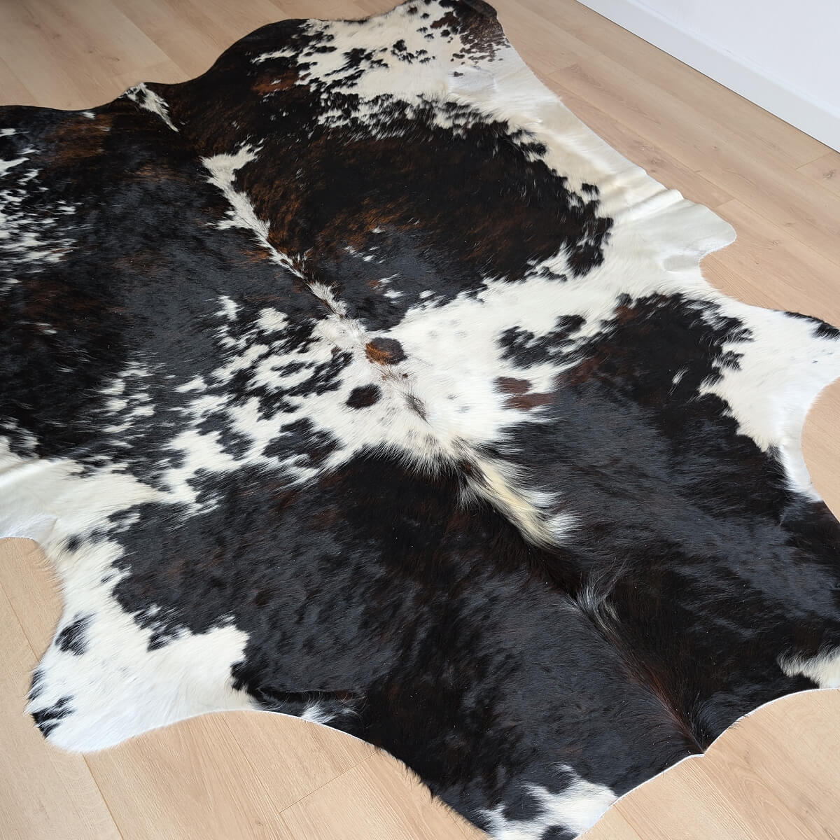 covor premium din piele naturala de vaca tricolora, mango+bloom